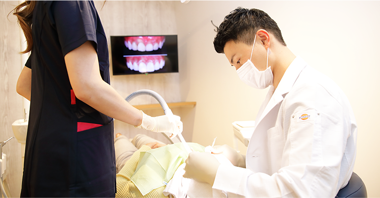 Step02 治療するドクターは大手美容歯科元院長で経験も豊富